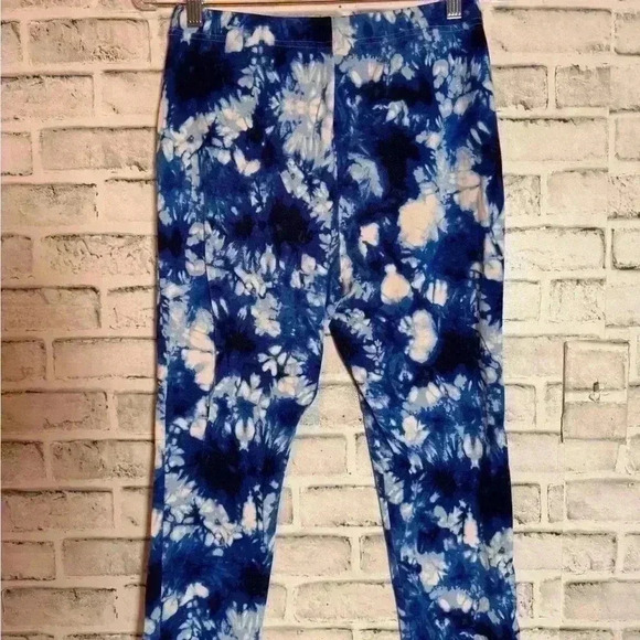 Fabulously Slimming capri leggings from Chicos with tummy control lining tie dye - Picture 3 of 7
